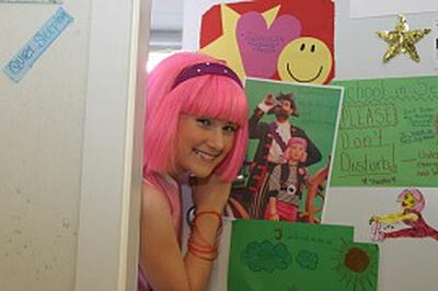 Click image for larger version

Name:	julianna-rose-mauriello-lazytown-dressingroom.jpg
Views:	366
Size:	33.5 KB
ID:	183813