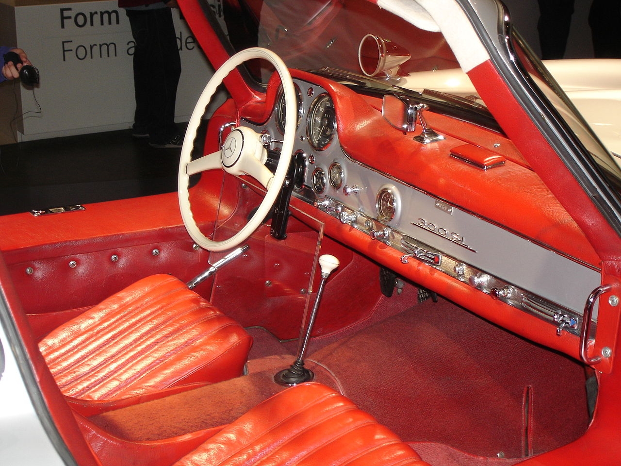Click image for larger version

Name:	1280px-Mercedes-Benz_300_SL_-_Innenraum.jpg
Views:	55
Size:	719,1 KB
ID:	211153